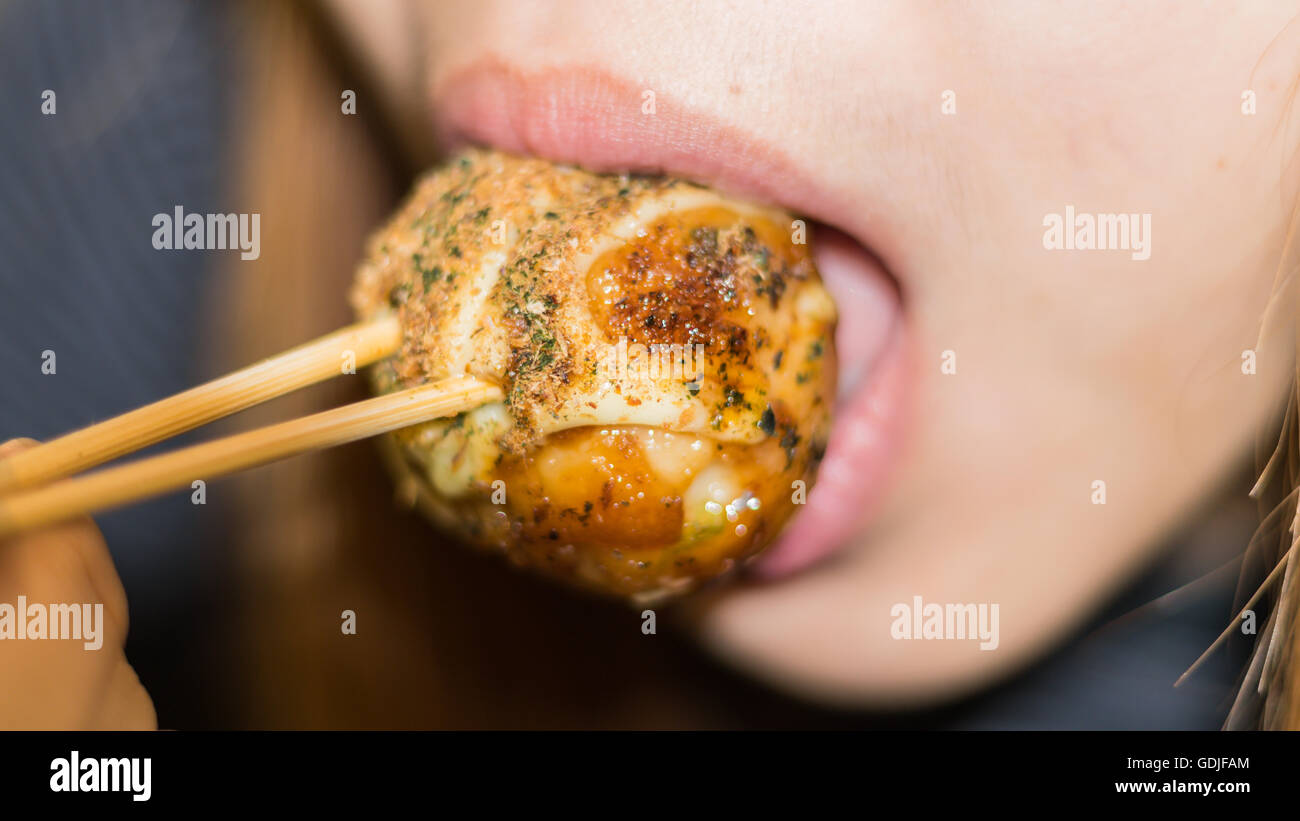 Femme part avec Fried dumpling boules Takoyaki - Japanese food Banque D'Images