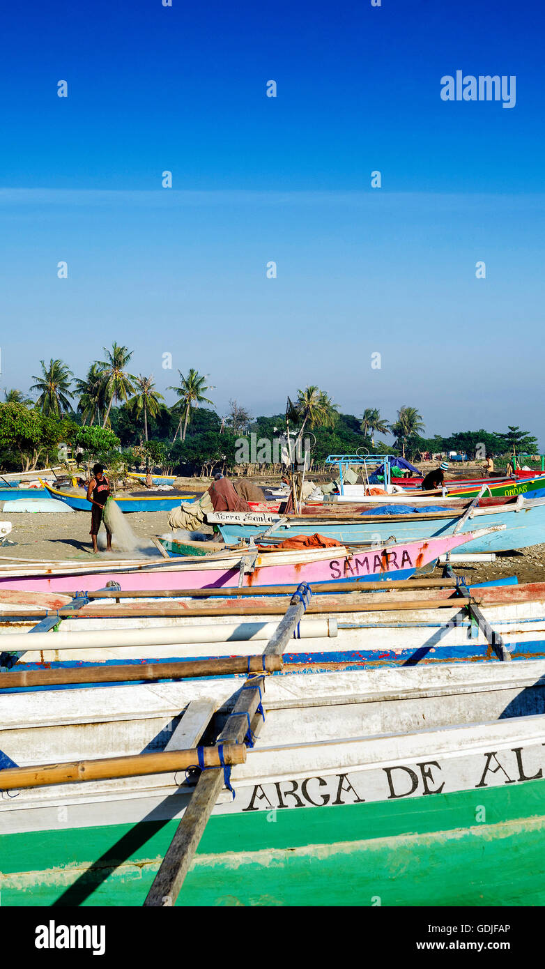 Les bateaux de pêche traditionnels asiatiques colorés sur la plage de Dili au Timor oriental Banque D'Images