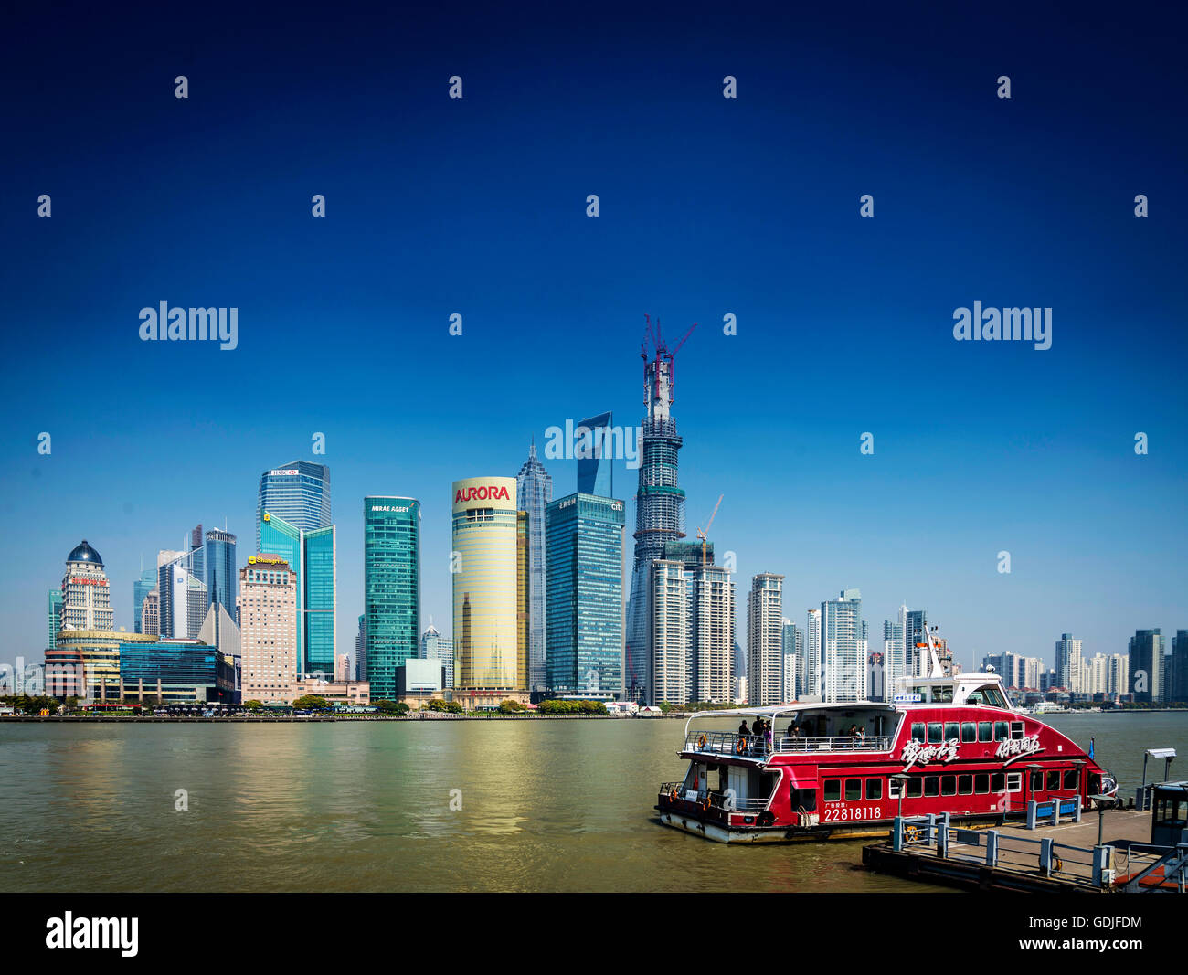 La ville de Shanghai Pudong et local river ferry boat en Chine Banque D'Images