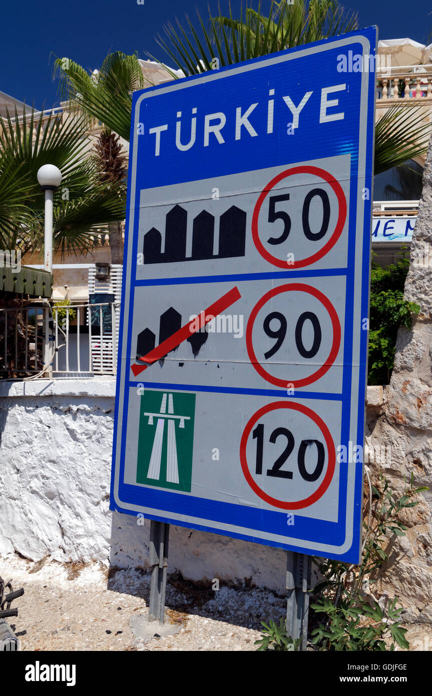 Signe de la limite de vitesse sur route, Kalkan, Turquie. Banque D'Images