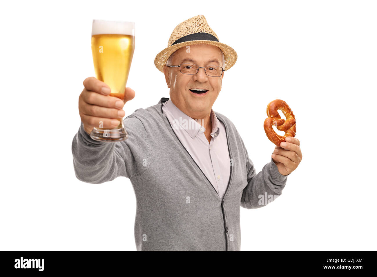 Mature man holding une pinte de bière et un bretzel isolé sur fond blanc Banque D'Images