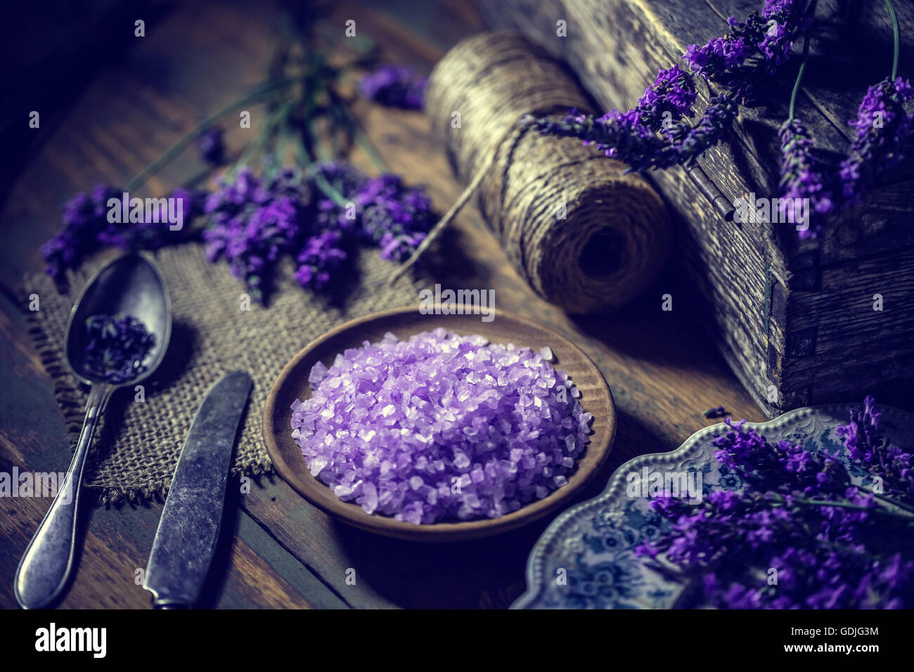 Bain de sel de mer avec des fleurs de lavande fraîche Banque D'Images