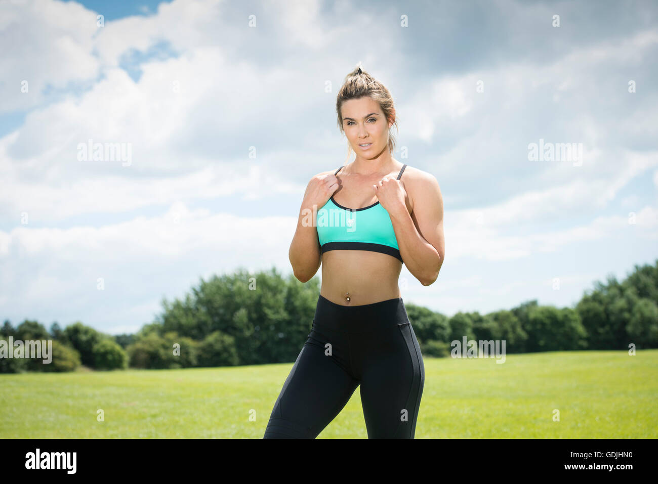 Fit woman wearing sports bra leggings et garder l'ajustement Banque D'Images
