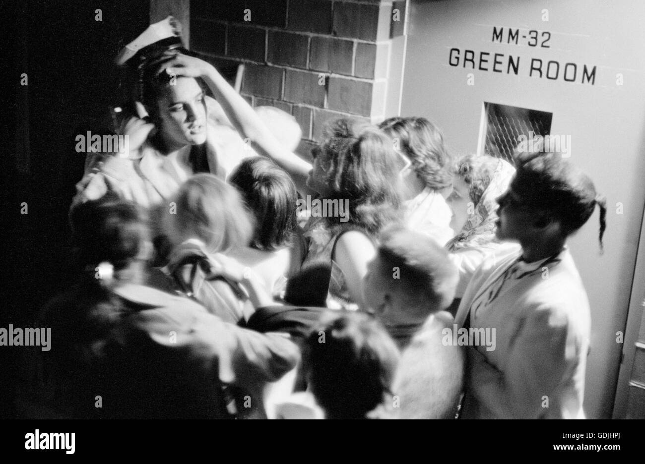 Elvis Presley assailli par des fans d'adoration en coulisses après un concert à l'Université de Dayton Fieldhouse, le 27 mai 1956. Banque D'Images