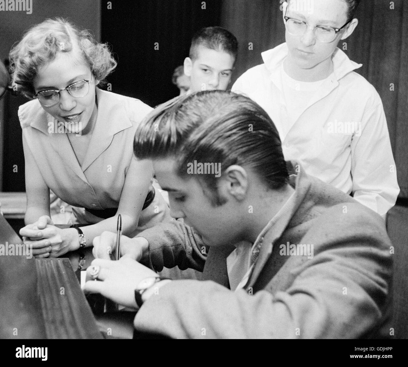 Elvis Presley rencontre les fans et signe des autographes à la Fox Theatre de Detroit, Michigan, le 25 mai 1956. Banque D'Images