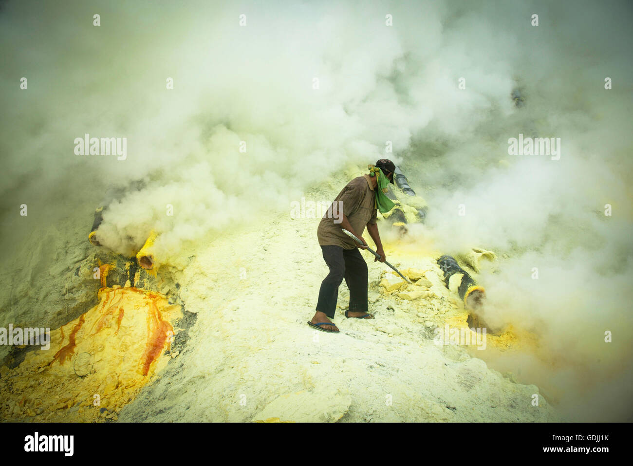 Un travailleur au Kawah Ijen volcano mine de soufre, Java, Indonésie Banque D'Images