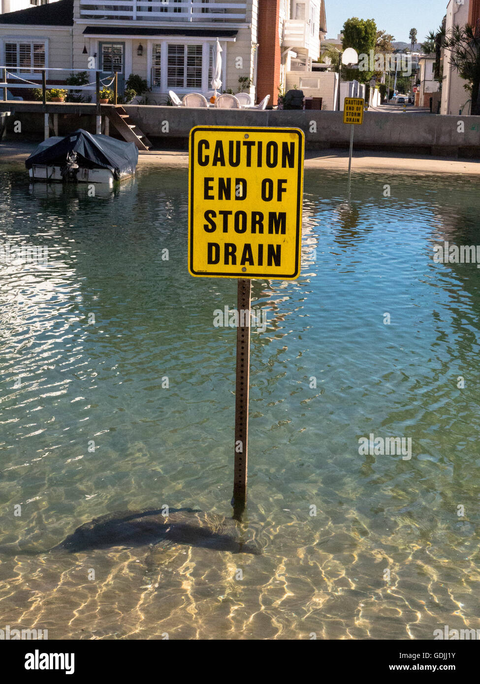 Attention Fin des eaux pluviales s'identifier le grand canal Balboa Island Newport Harbor, Californie Banque D'Images