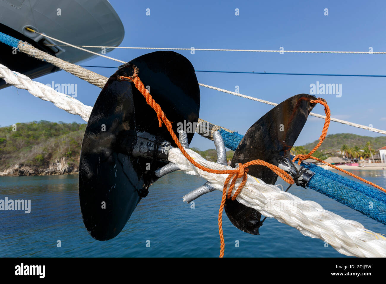 Mooring lines Banque de photographies et d’images à haute résolution ...