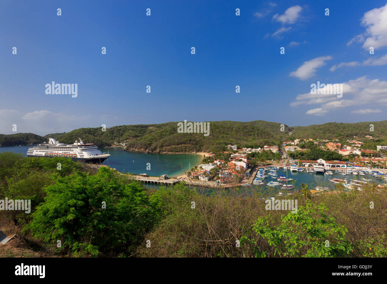 Holland America Cruise ship Maasdam sur le quai et d'une vue sur Oaxaca Huatulco, Mexique Banque D'Images