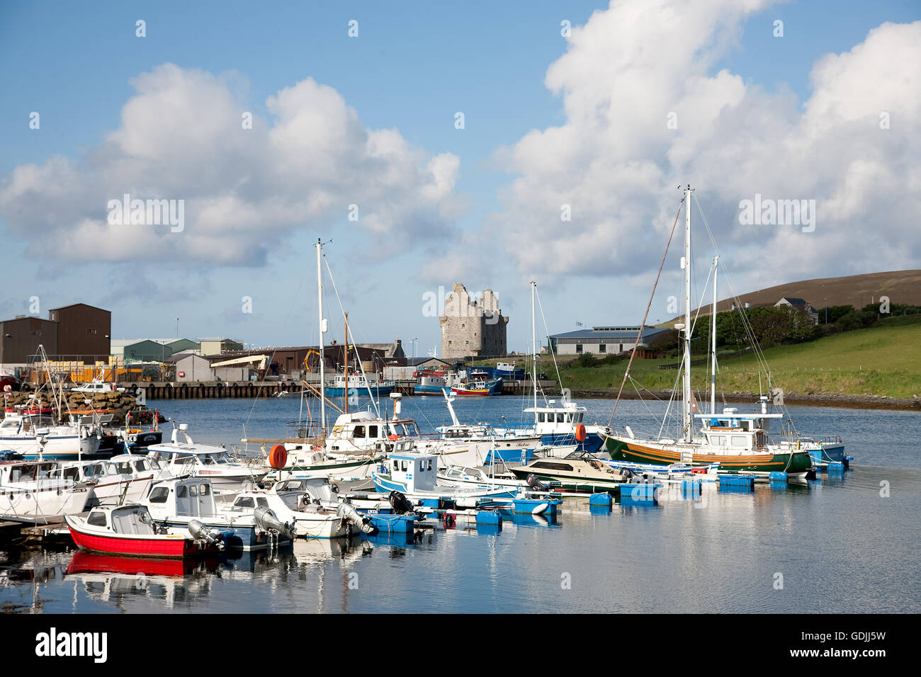 Scalloway Marina et le château de Scalloway, Shetland, Scotland, UK Banque D'Images