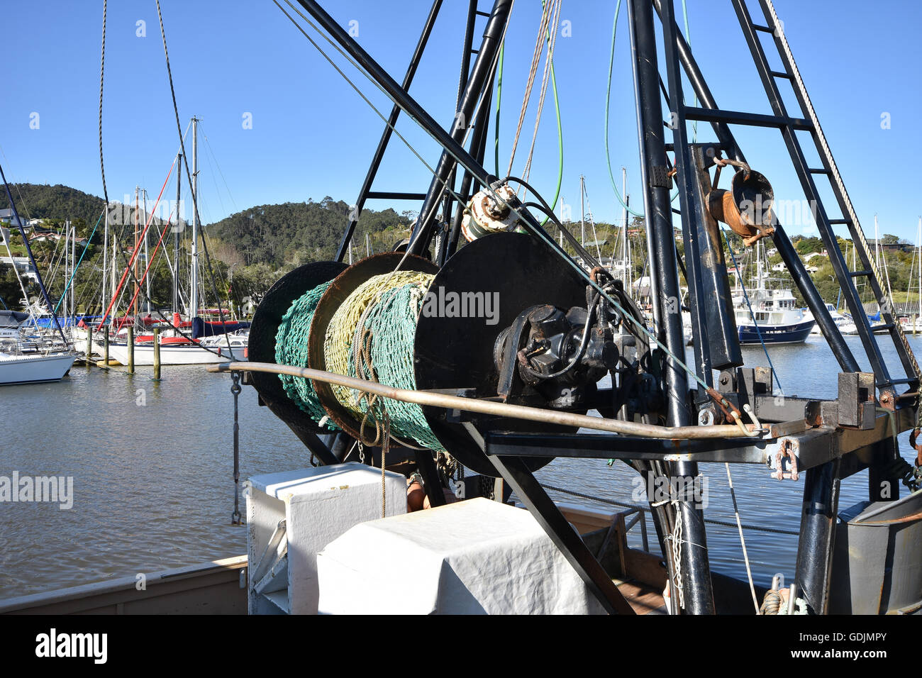 Filet de pêche treuils sur pont de bateau Banque D'Images