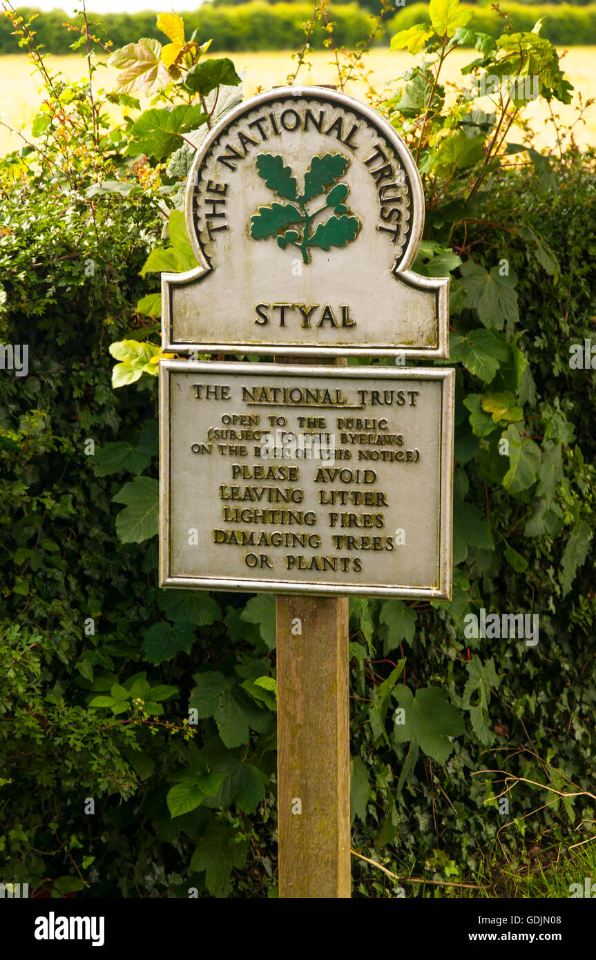 Signe du National Trust à Styal, Cheshire Banque D'Images