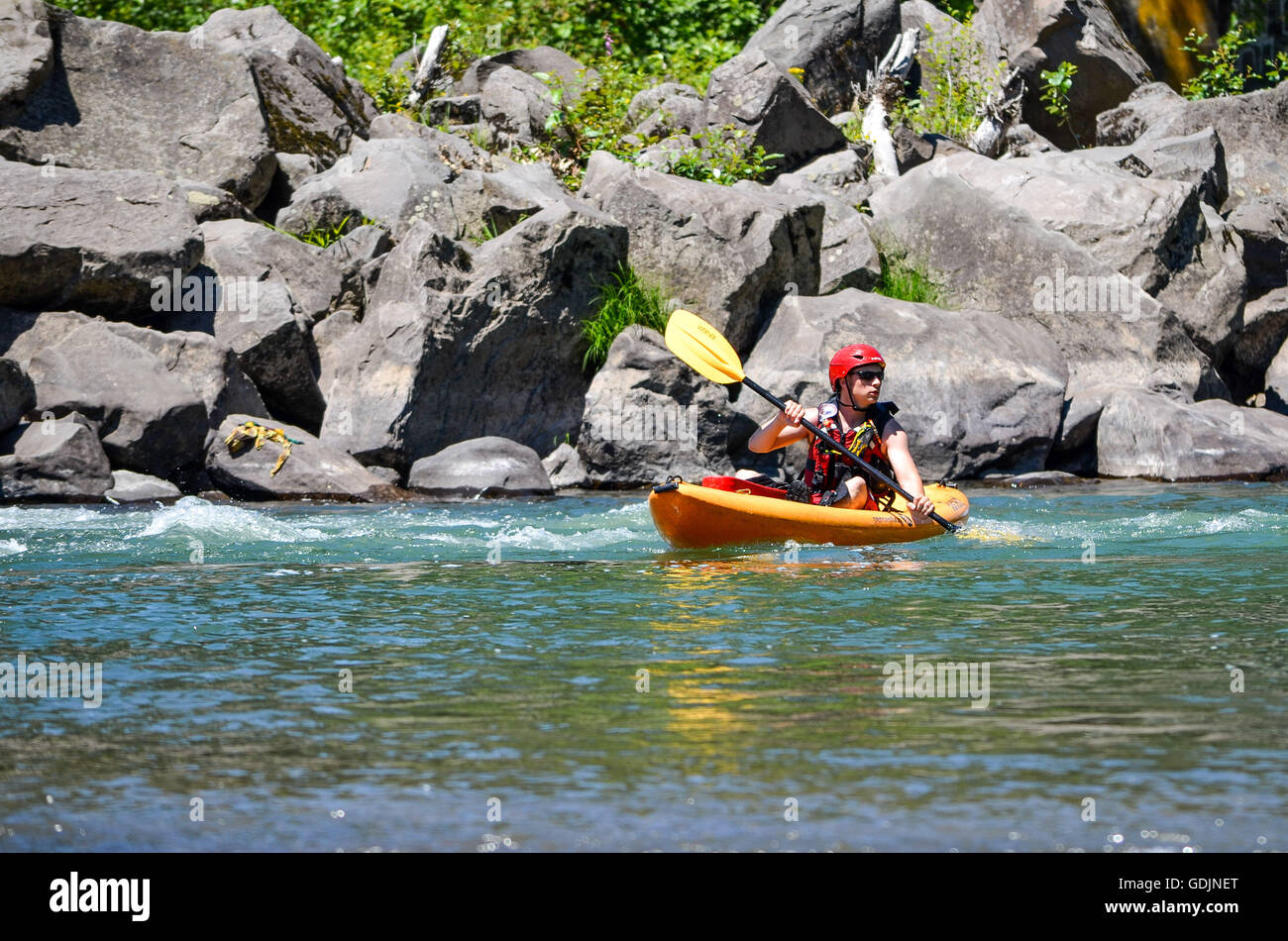 La kayakiste pratiquer son se déplace sur la Rivière de Sable Banque D'Images