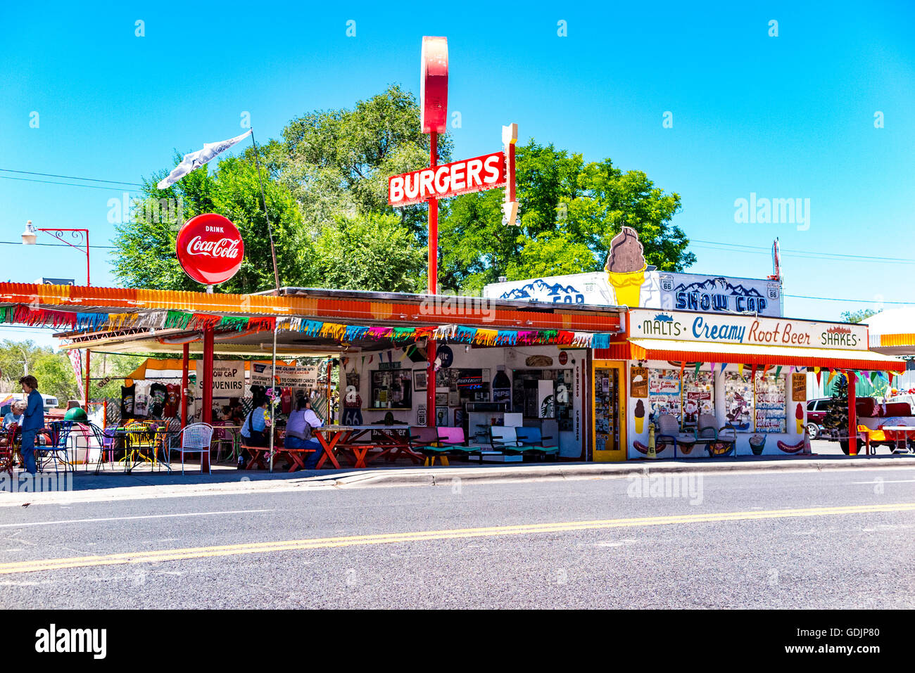Delgadillo's Drive-In Cap Sno Seligman Arizona un arrêt populaire pour les excursions en bus avec des boutiques pittoresques, restaurants, Banque D'Images