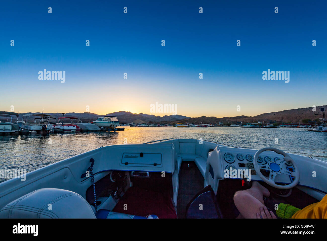 Une croisière au coucher du soleil sur le lac Mojave sur la frontière de l'Arizona Nevada Katherine Landing voile de lancement en Arizona Banque D'Images