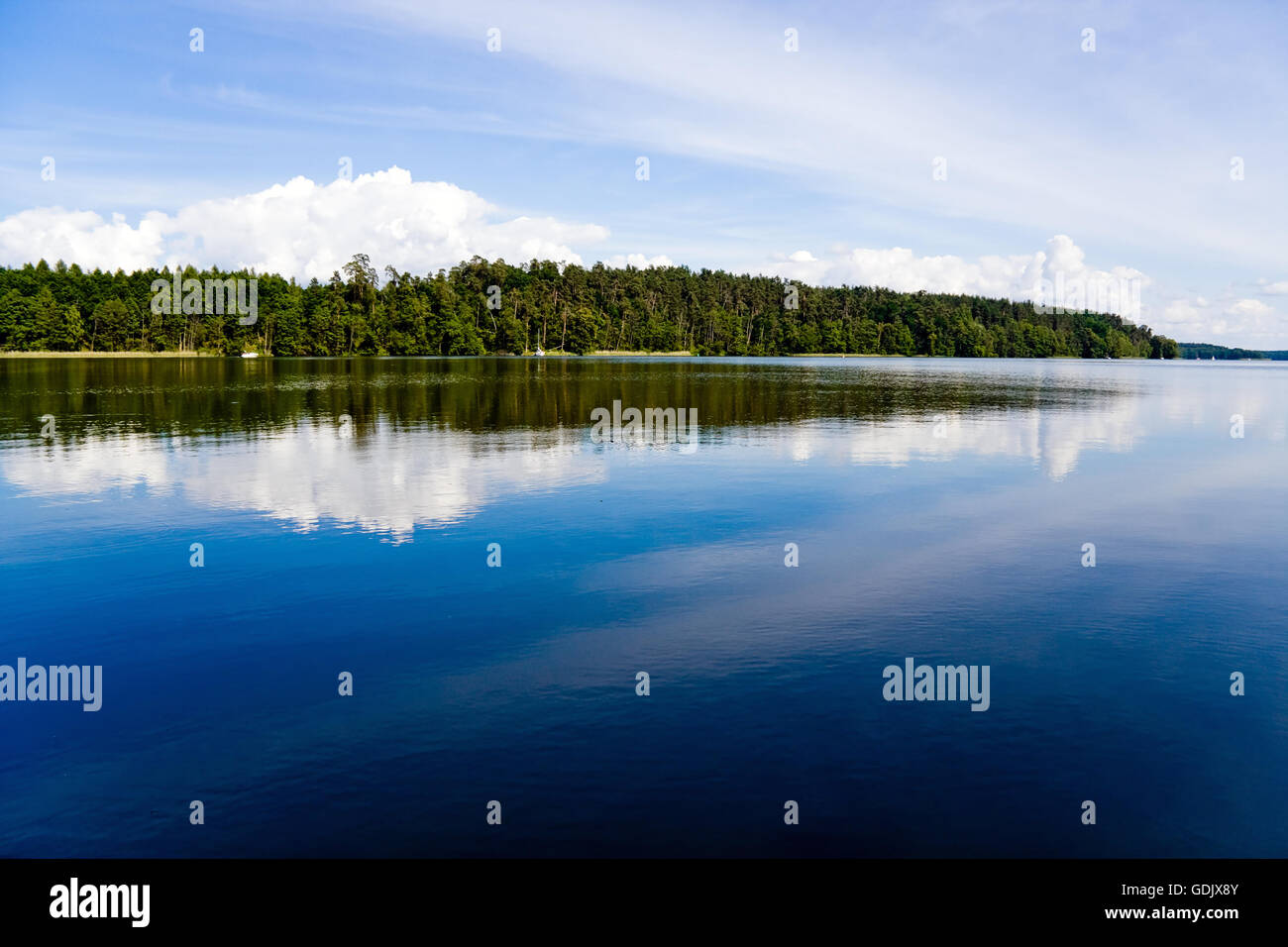 Surface du lac bleu ciel, reflet dans l'eau Banque D'Images