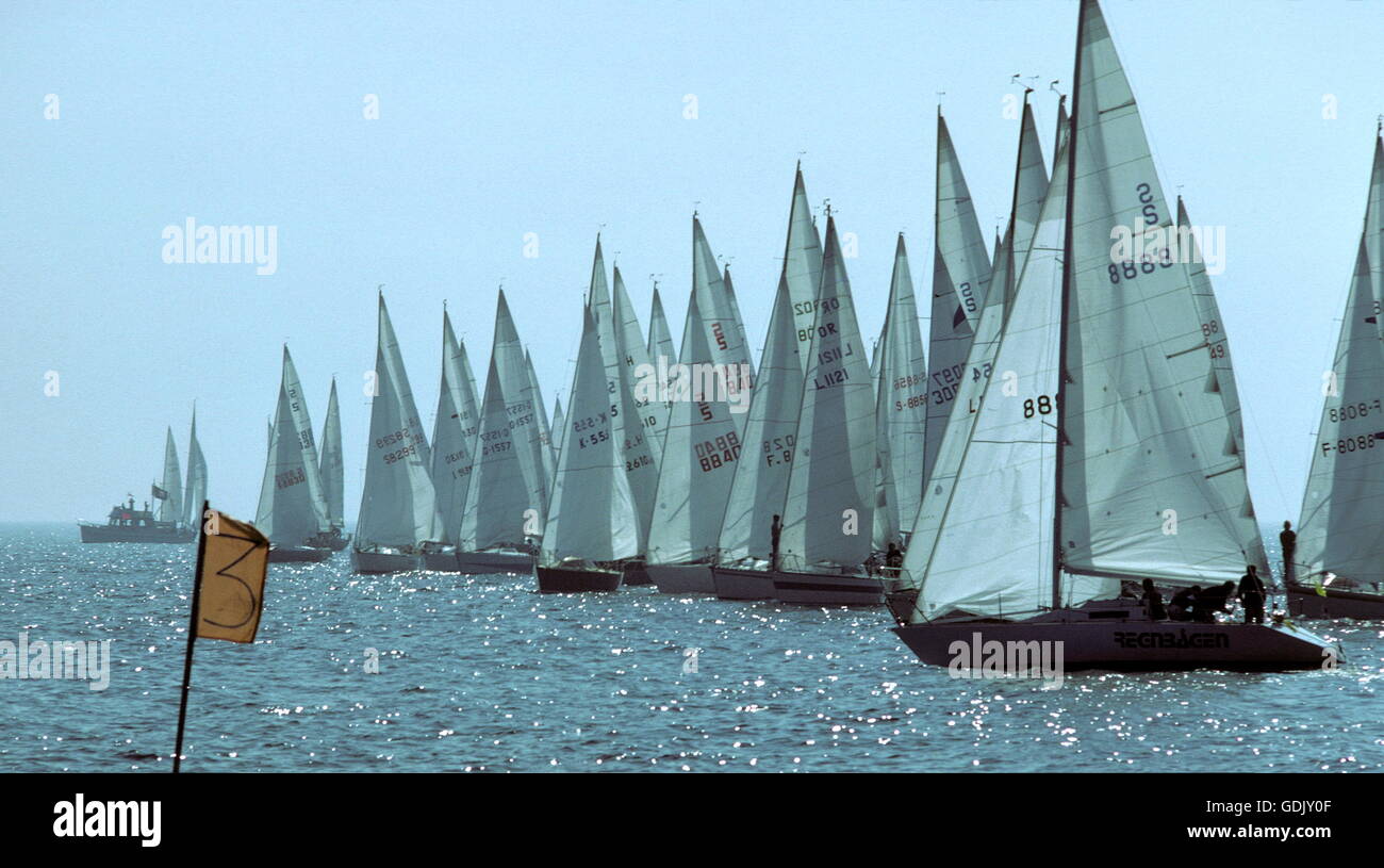 PHOTOS D'ACTUALITÉS AJAX. 1980. SANDHAMN (SUÈDE). - CHAMPIONNATS DU MONDE DEMI-TONNE CUP - LA FLOTTE PHOTOGRAPHIÉE DÉBUTANT UNE COURSE CÔTIÈRE. PHOTO : JONATHAN EASTLAND/AJAX. RÉF. : YA/1 TON/SWE/1980. Banque D'Images