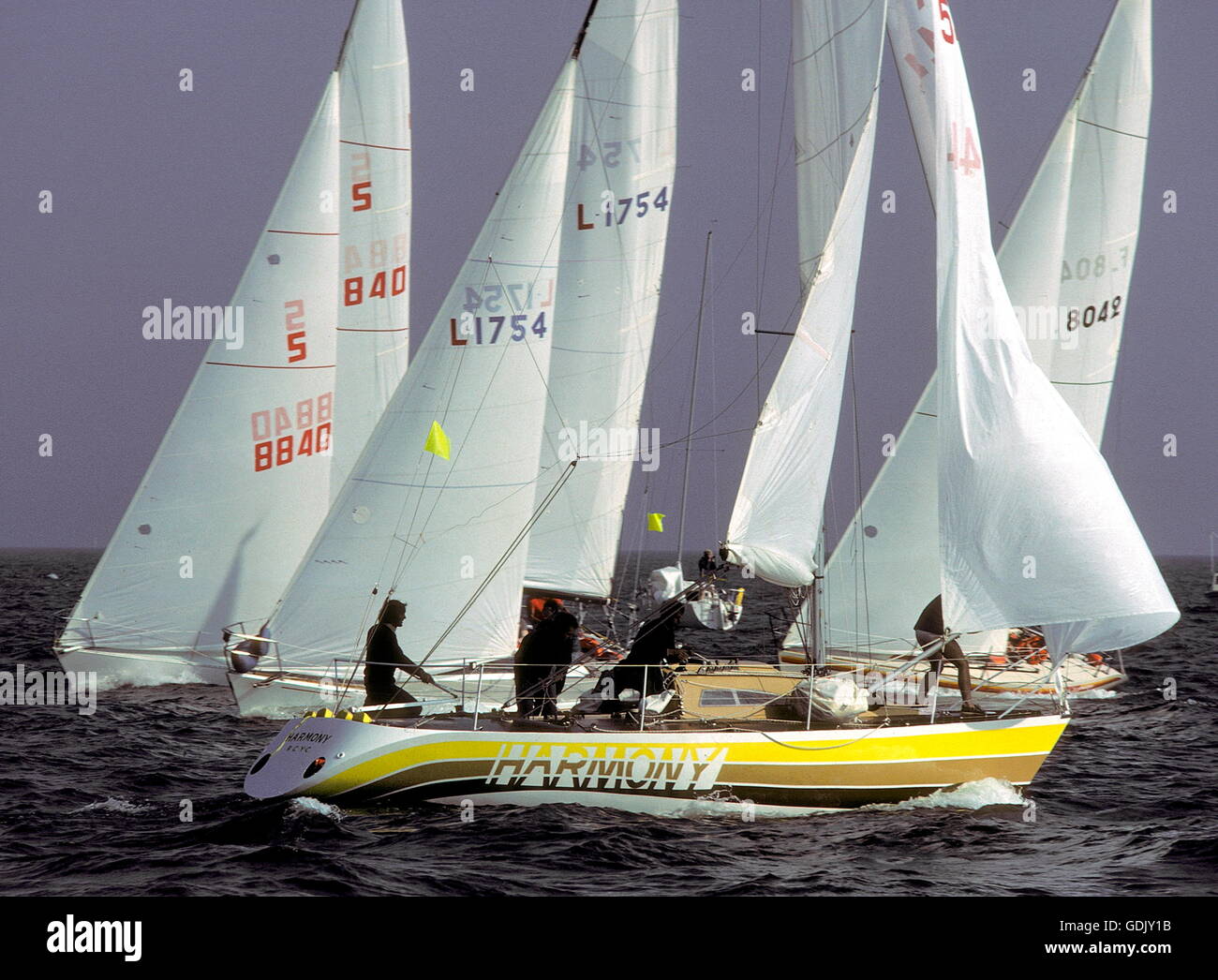 AJAXNETPHOTO. 1980. SANDHAMN (SUÈDE). - CHAMPIONNAT DU MONDE DEMI-TONNE CUP. - HARMONY - GBR - JEREMY ROGERS PHOTO:JONATHAN EASTLAND/AJAX REF:HDD YA HARMONY 1980 Banque D'Images