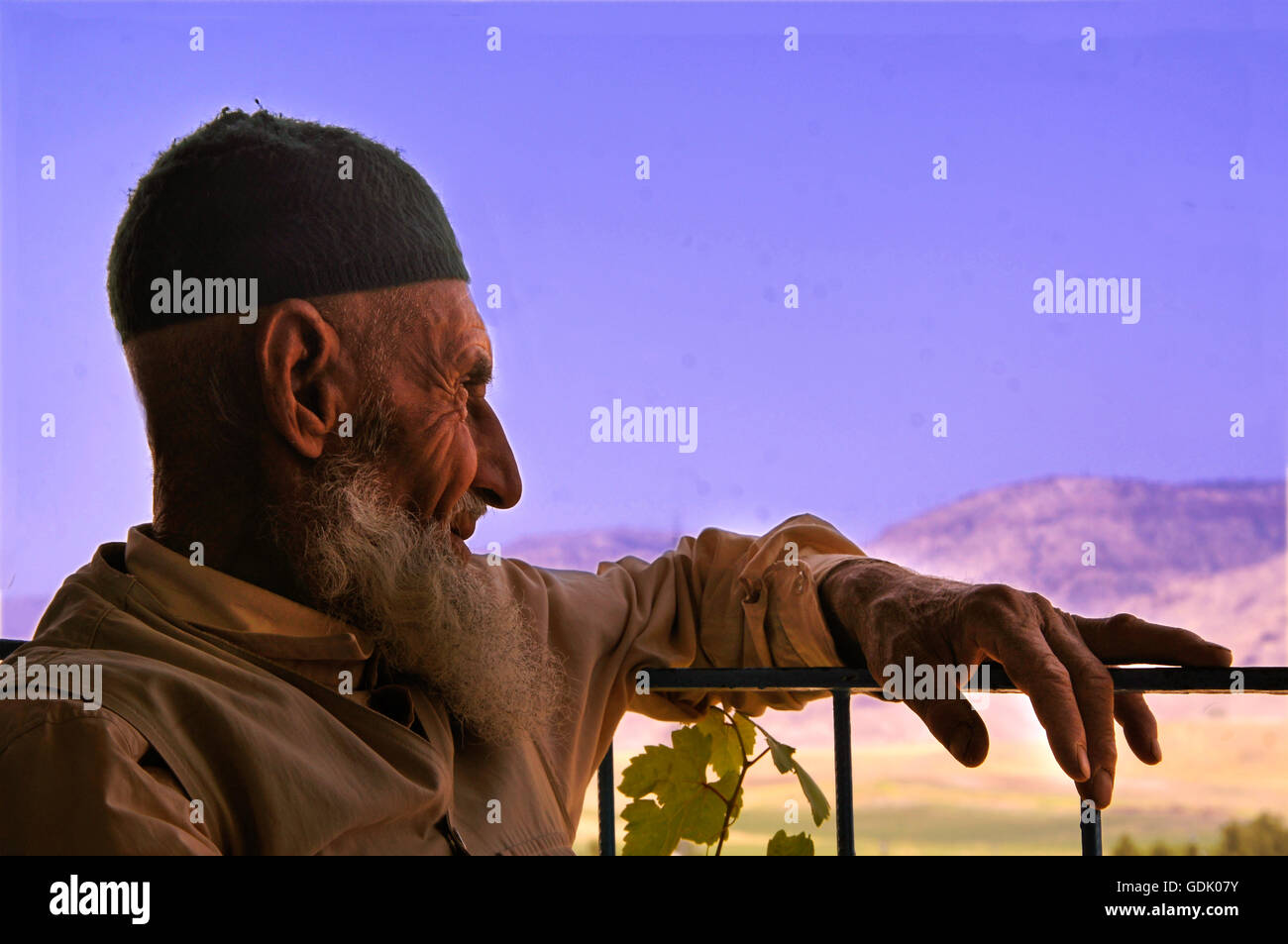 L'homme réfléchi à Hasankeyf, Turquie. Banque D'Images