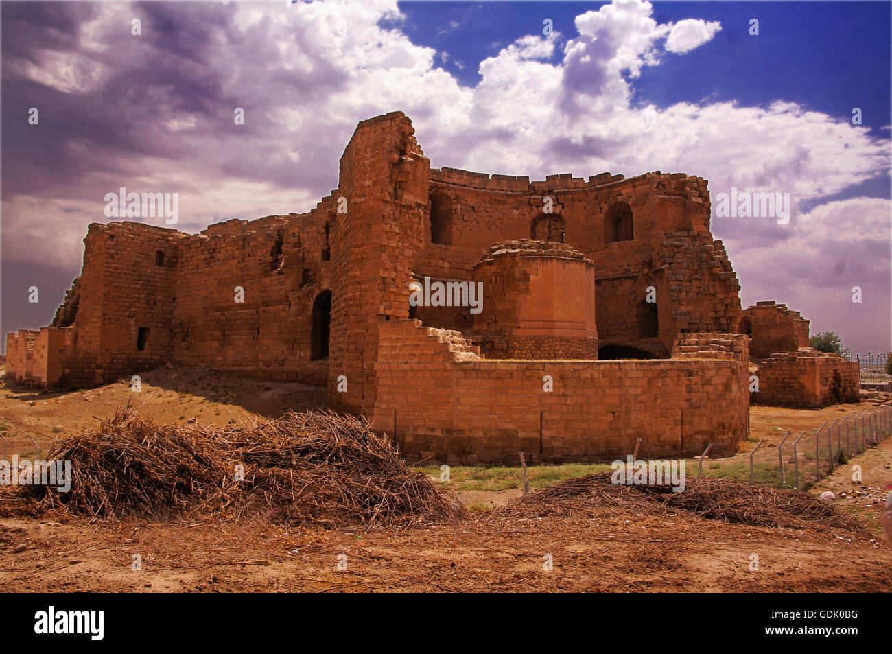 Ruines à Harran, en Turquie. Haran, Charan, ou Charran est un lieu biblique. Haran est presque universellement identifié à Harran, un Assyrien ville dont les ruines sont dans l'actuelle Turquie. Dans la Bible hébraïque, le nom apparaît pour la première fois dans le livre de la Genèse, dans la Banque D'Images