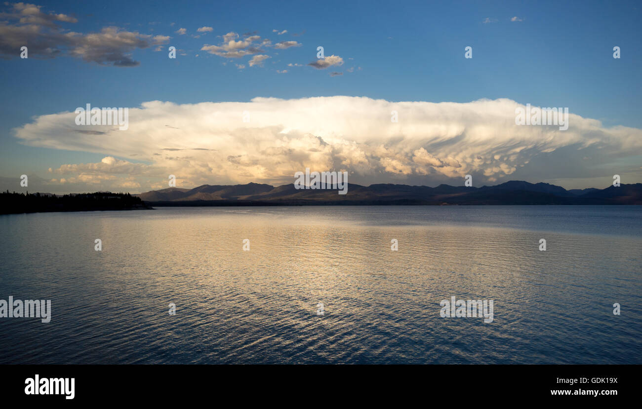 Les nuages de tempête Brew sur le lac Yellowstone montagnes Absaroka Banque D'Images