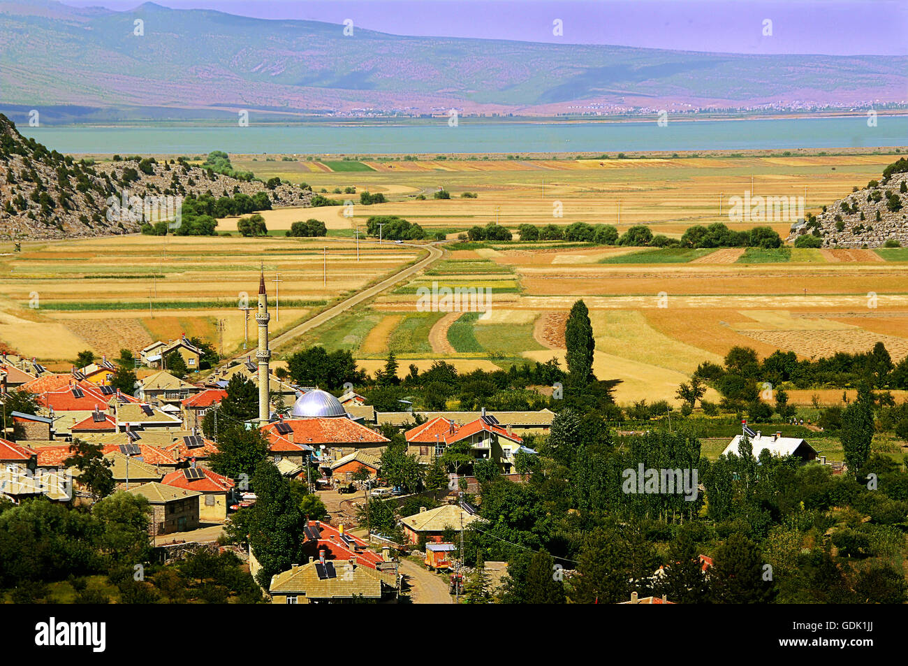 Village de Susuz, par le lac Sugla (Salt Lake), près de Seydisehir, Turquie. Banque D'Images