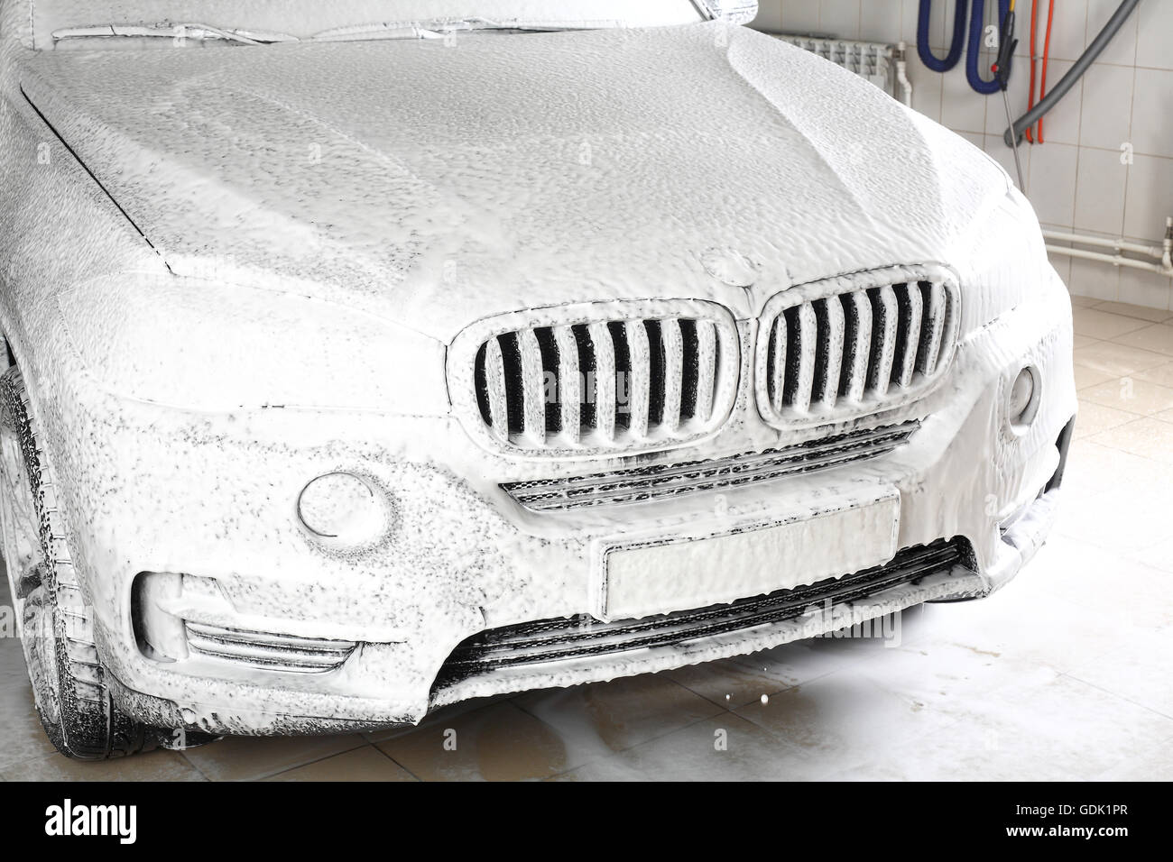 Service de voiture. Le lavage de la voiture sous une haute pression. Banque D'Images