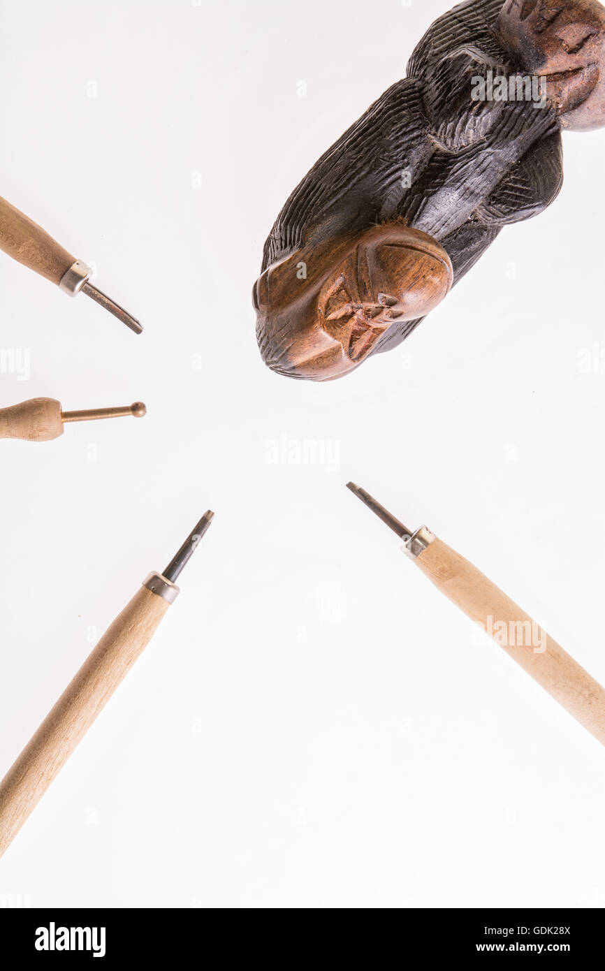 Ensemble de ciseaux à bois pour sculpture sculpture sur bois, des outils sur fond blanc Banque D'Images