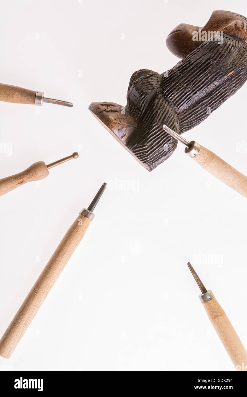 Ensemble de ciseaux à bois pour sculpture sculpture sur bois, des outils sur fond blanc Banque D'Images