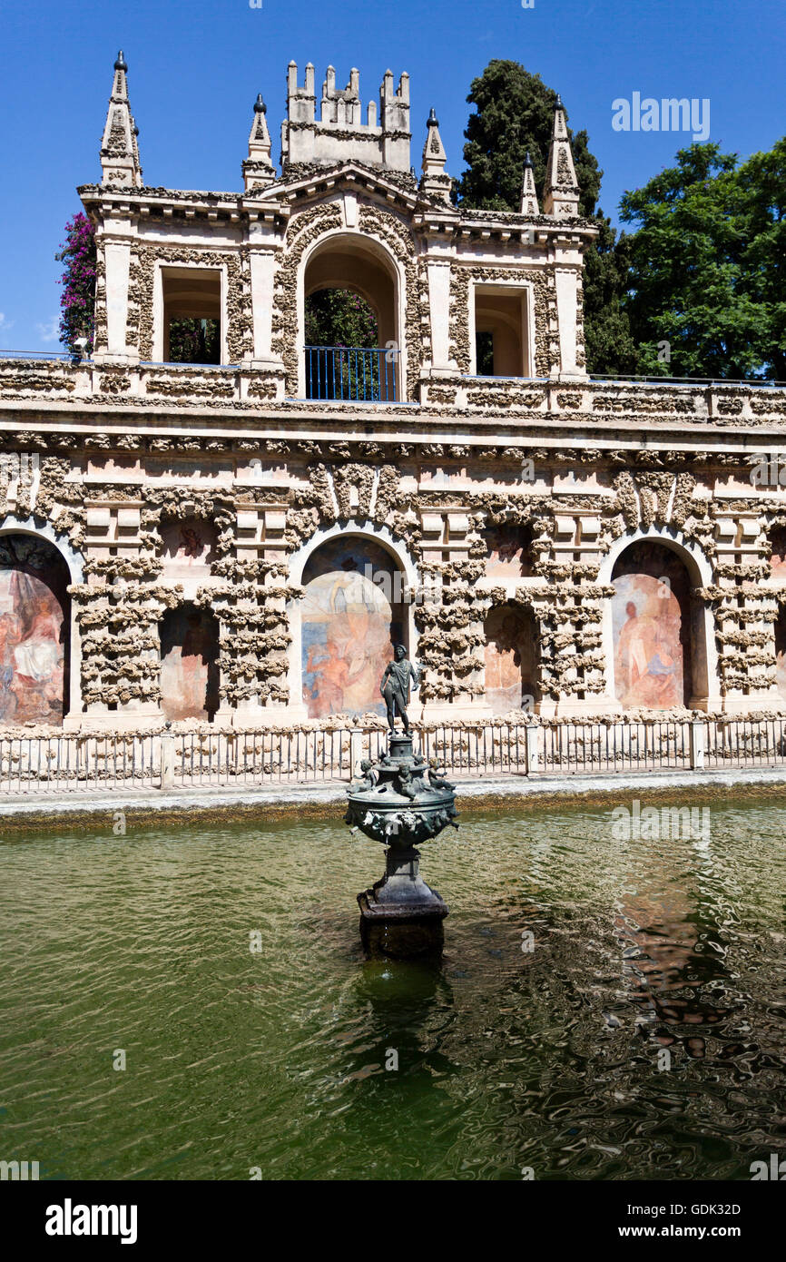 Vue de la piscine et Grotto Gallery (Galeria de Grutesco) dans les jardins de l'Alcazar de Séville, Espagne Banque D'Images