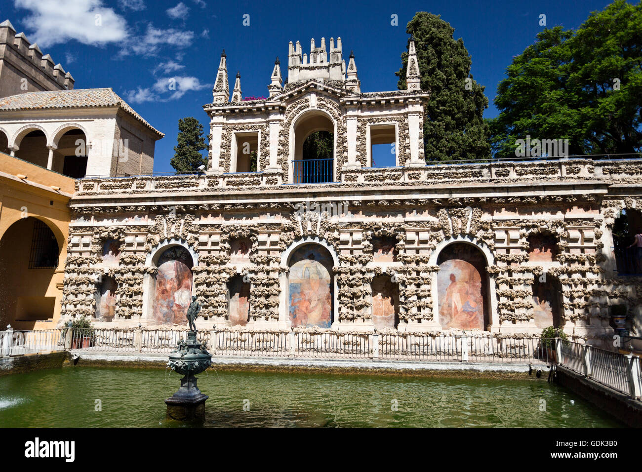 Vue de la piscine et Grotto Gallery (Galeria de Grutesco) dans les jardins de l'Alcazar de Séville, Espagne Banque D'Images