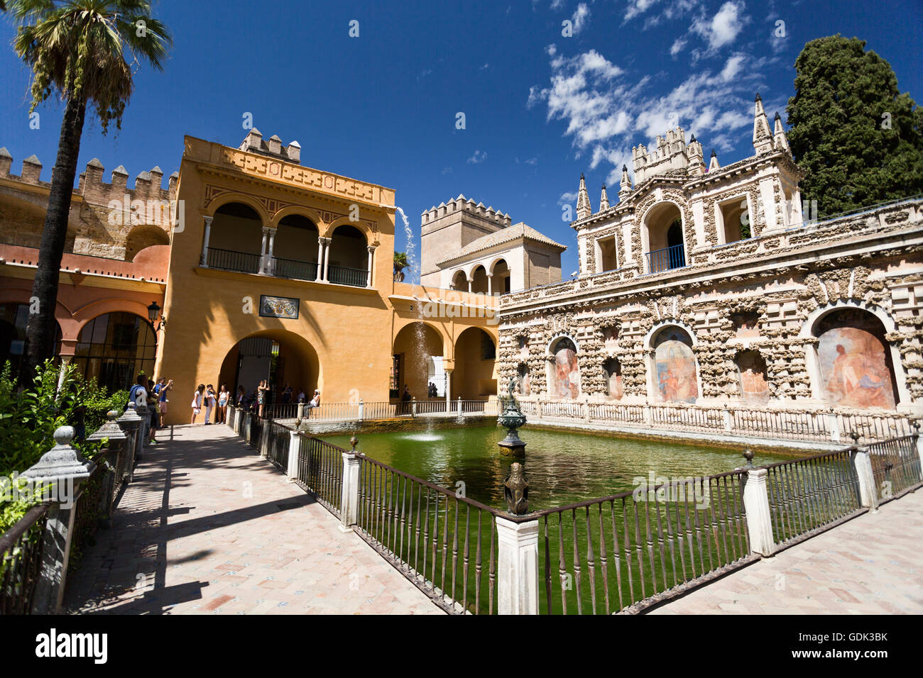 Vue de la piscine et Grotto Gallery (Galeria de Grutesco) dans les jardins de l'Alcazar de Séville, Espagne Banque D'Images