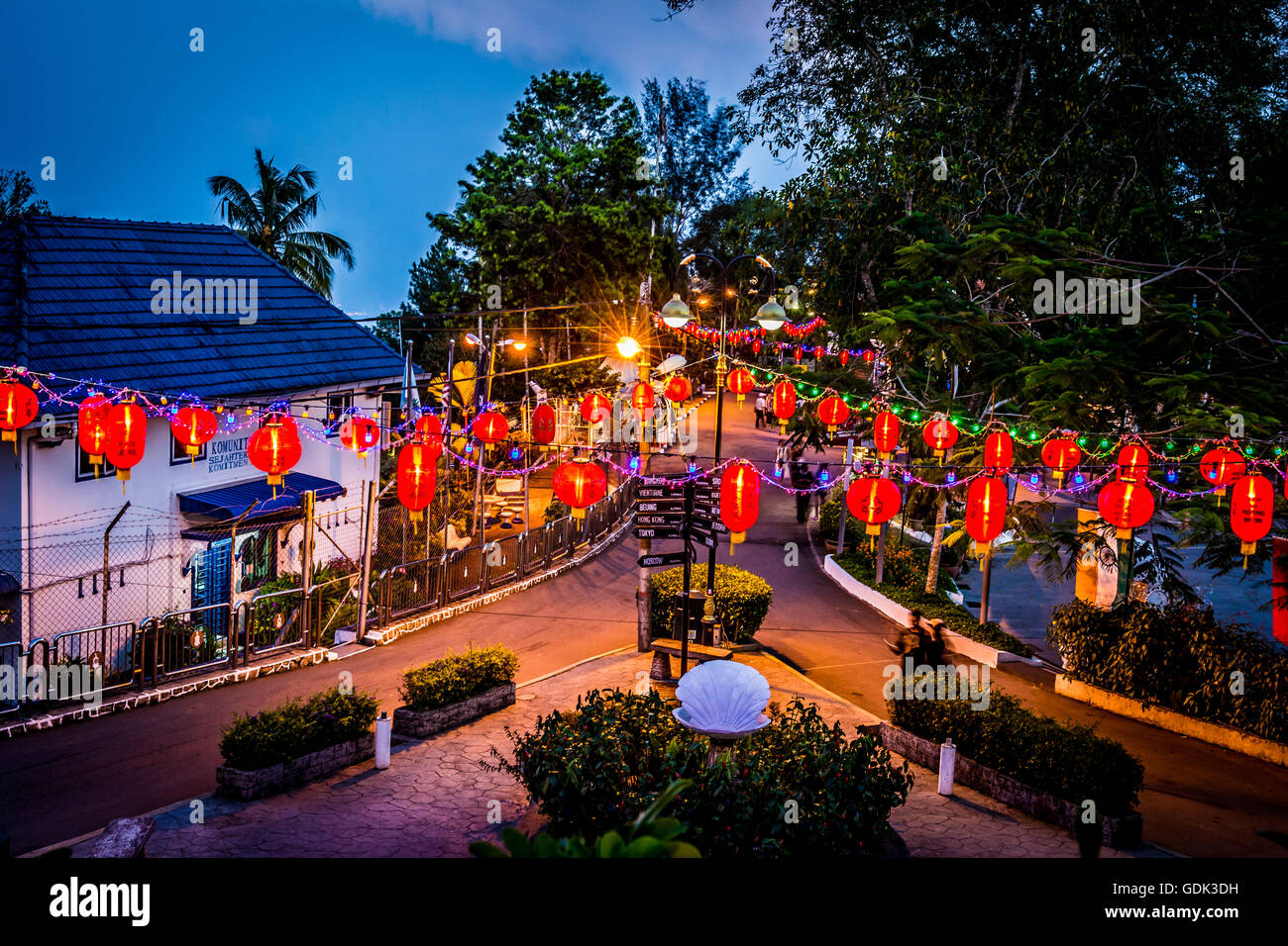 PENANG, MALAISIE - février 14, 2015 : la décoration du Nouvel An chinois au crépuscule sur le dessus de la Colline de Penang, Penang, Malaisie Banque D'Images