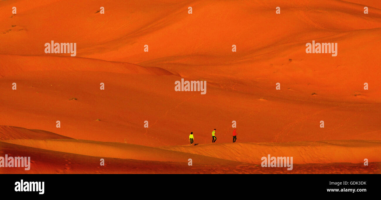 À Hassilabied par l'Erg Chebbi dunes, Sahara, le Tafilalet, au Maroc. Banque D'Images