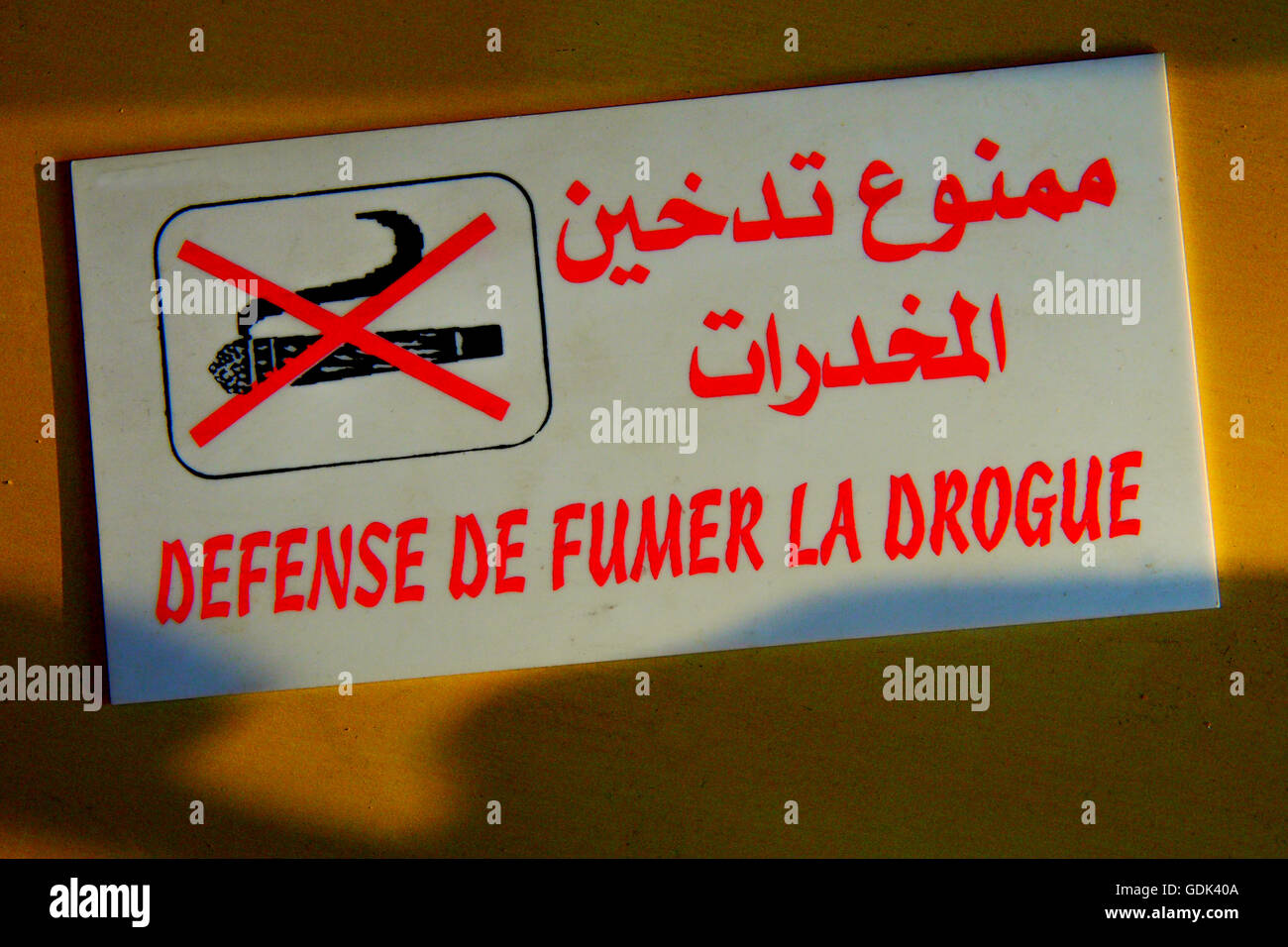 Inscrivez-vous contre l'utilisation dans un café, Fes, Maroc. Banque D'Images