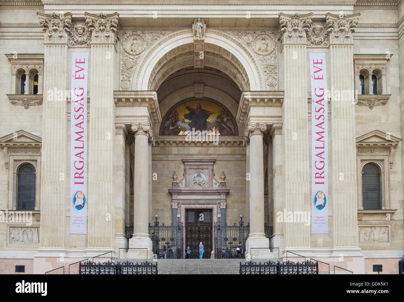 Architecture de l'entrée principale de la basilique Saint-Etienne, une basilique catholique romaine à Budapest, Hongrie Banque D'Images