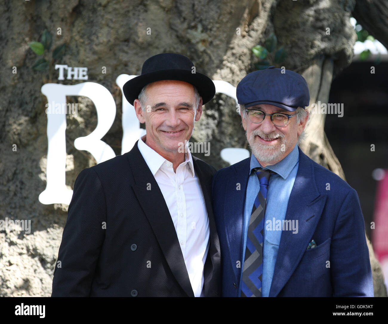Mark Rylance ( L ) et réalisateur Steven Spielberg assister à la première mondiale de l'UK BFG à Odéon Leicester Square à Londres - Juil Banque D'Images