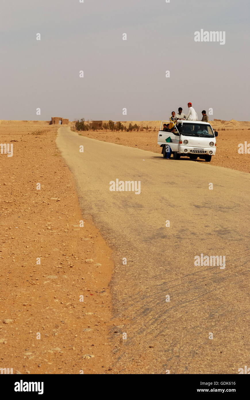 Des bus locaux à l'extérieur de Dura-Europos site archéologique dans la vallée de l'Euphrate, en Syrie, au Moyen-Orient. Banque D'Images