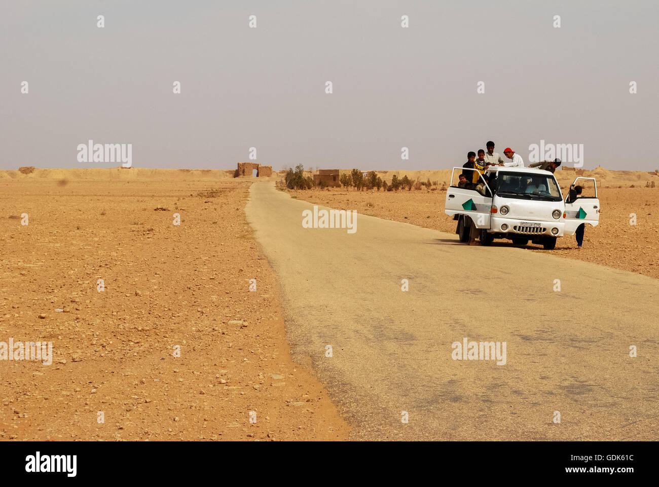 Des bus locaux à l'extérieur de Dura-Europos site archéologique dans la vallée de l'Euphrate, en Syrie, au Moyen-Orient. Banque D'Images