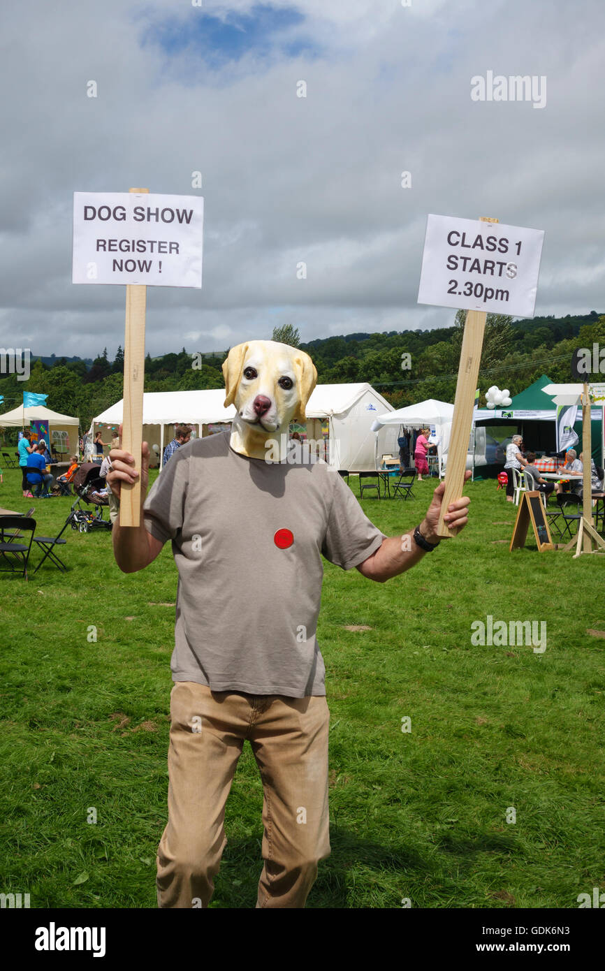 Presteigne, Powys, Pays de Galles, Royaume-Uni. Un homme portant un masque de chien pour annoncer le carnaval local Presteigne dog show Banque D'Images
