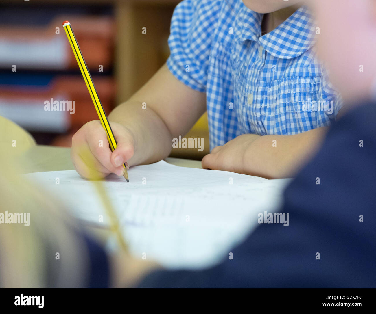 UK enfant en primaire dans une classe de travail Banque D'Images