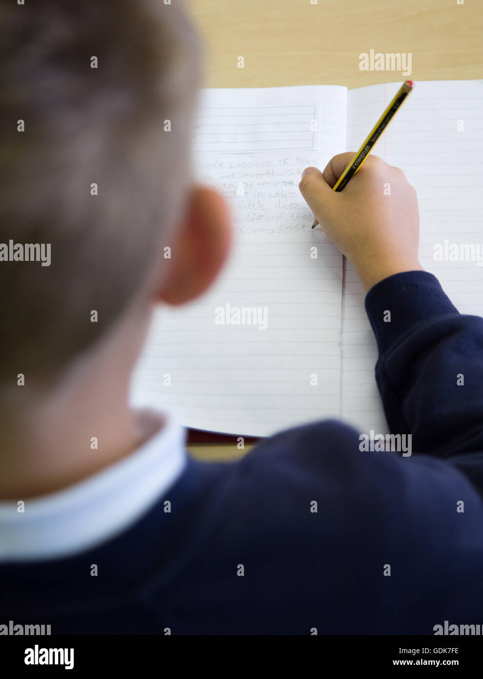 UK enfant en primaire dans une classe de travail Banque D'Images