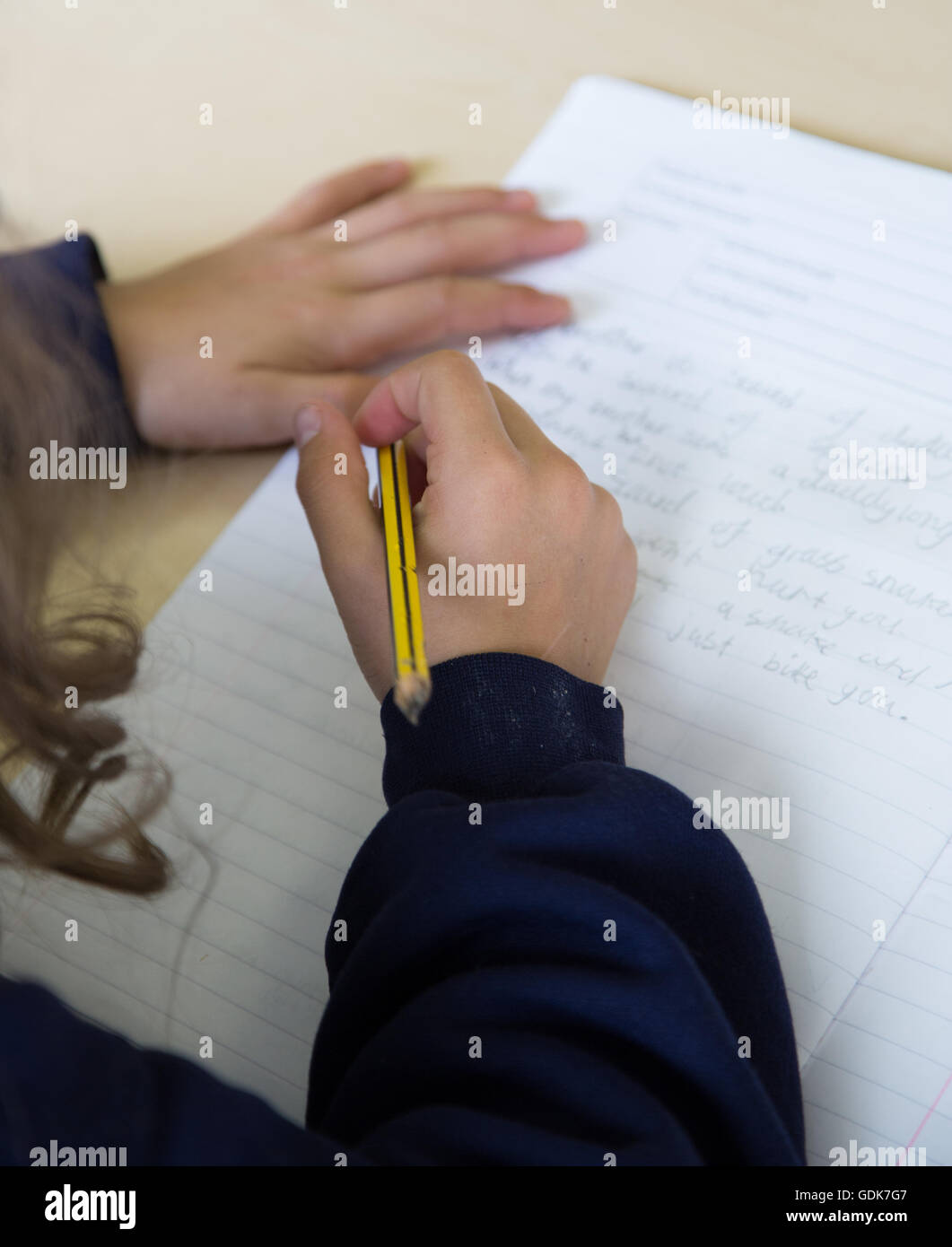 UK enfant en primaire dans une classe de travail Banque D'Images