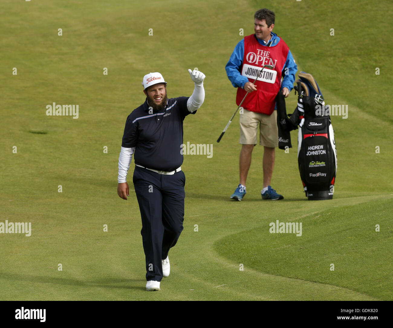 L'Angleterre Andrew Johnston reconnaît la foule sur le 15e trou lors de la quatrième journée du championnat ouvert 2016 de Royal Troon Golf Club, South Ayrshire. Banque D'Images