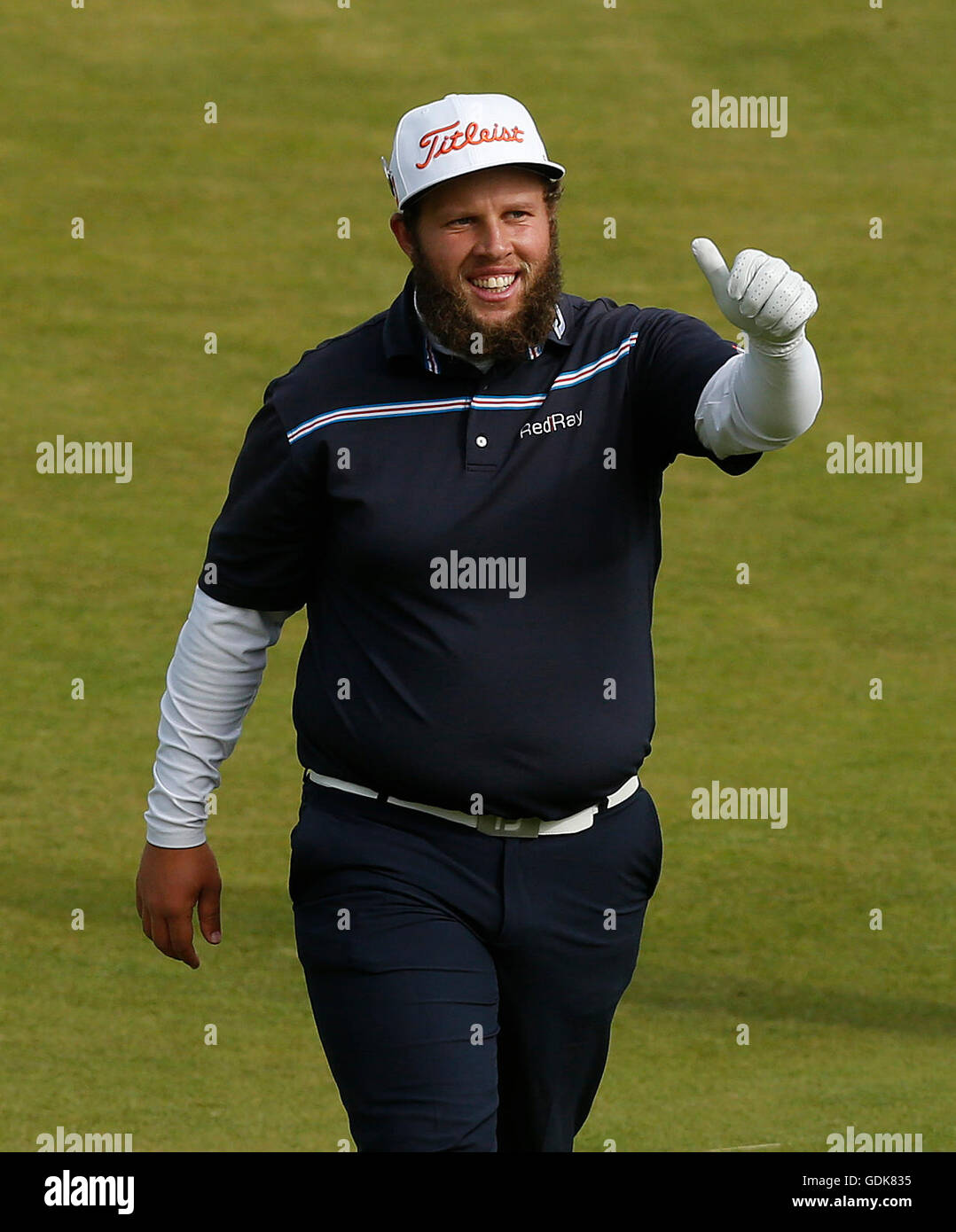 L'Angleterre Andrew Johnston met son pouce jusqu'à la foule lors de la quatrième journée du championnat ouvert 2016 de Royal Troon Golf Club, South Ayrshire. Banque D'Images