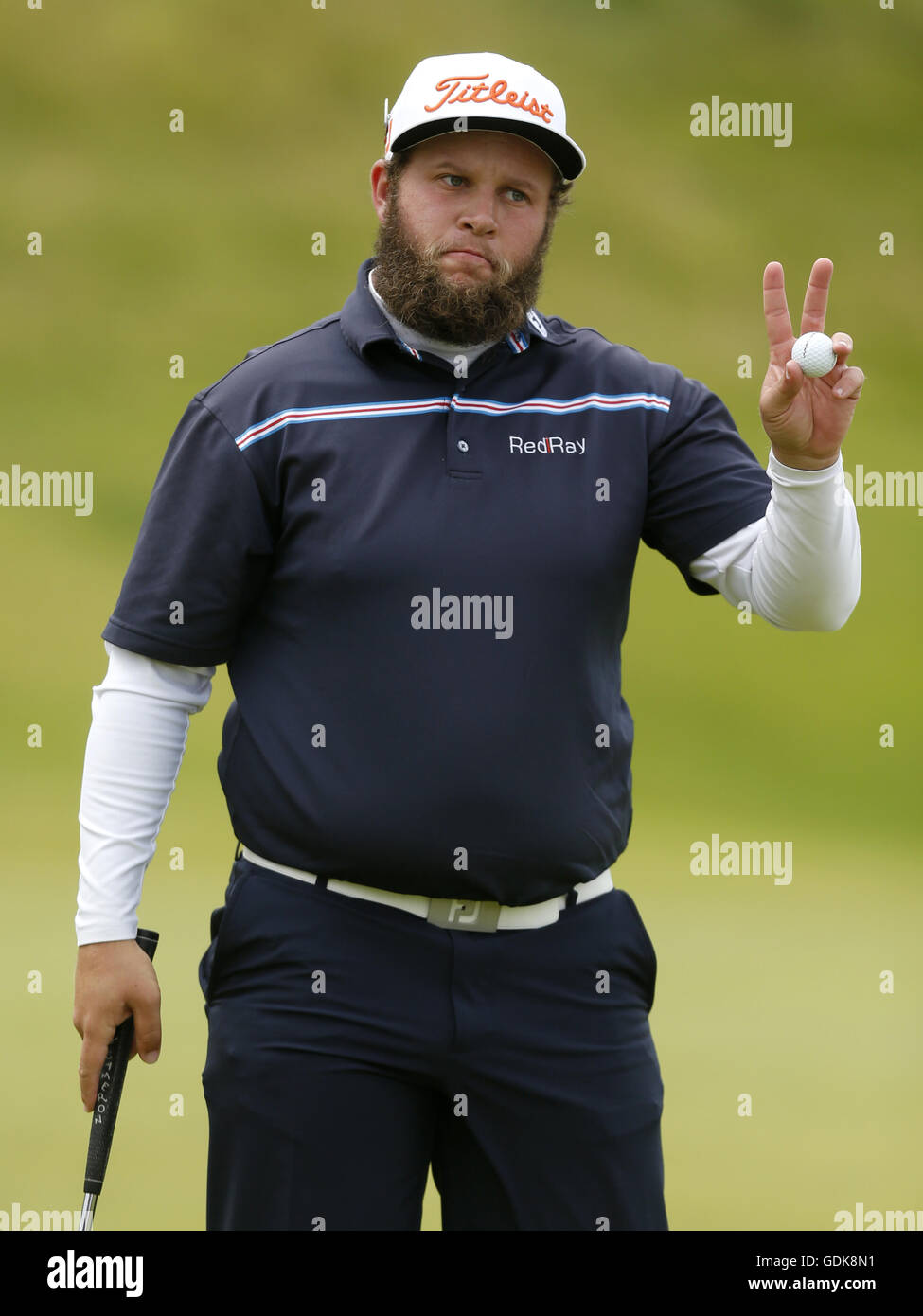 L'Angleterre Andrew Johnston reconnaît la foule sur le sixième verte pendant la quatrième journée du championnat ouvert 2016 de Royal Troon Golf Club, South Ayrshire. Banque D'Images