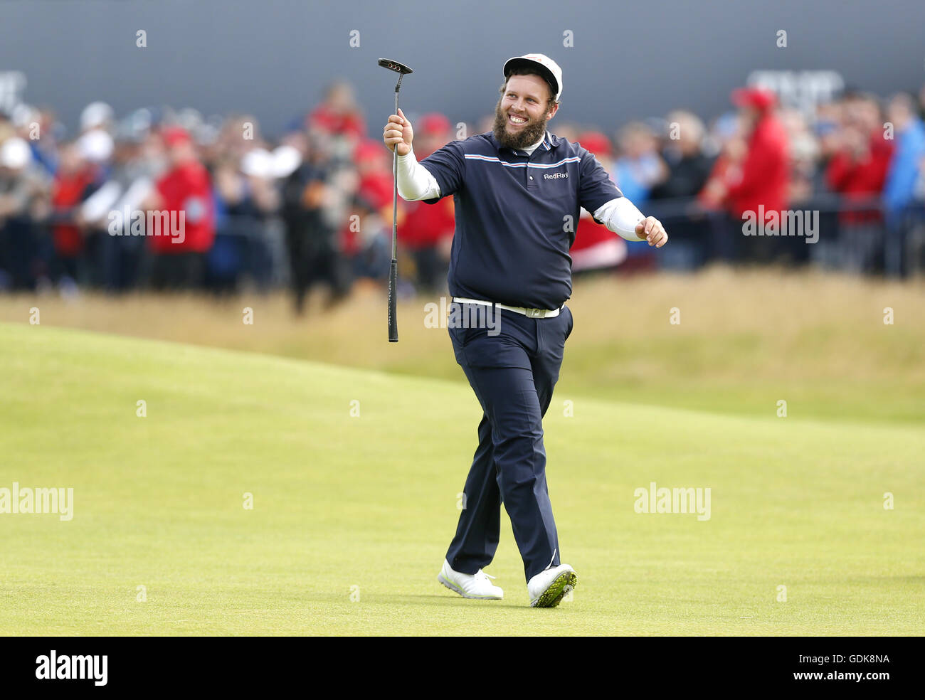 L'Angleterre Andrew Johnston reconnaît la foule marche dans le 18e trou au cours de quatre jours de parcours l'Open Championship 2016 au Royal Troon Golf Club, South Ayrshire. Banque D'Images