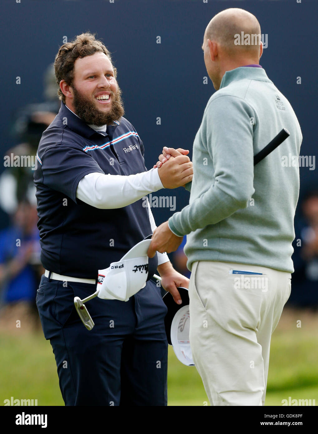 L'Angleterre Andrew Johnston, serre la main avec les États-Unis à la Loi AHA après leur tour au cours de la quatrième journée du championnat ouvert 2016 de Royal Troon Golf Club, South Ayrshire. Banque D'Images