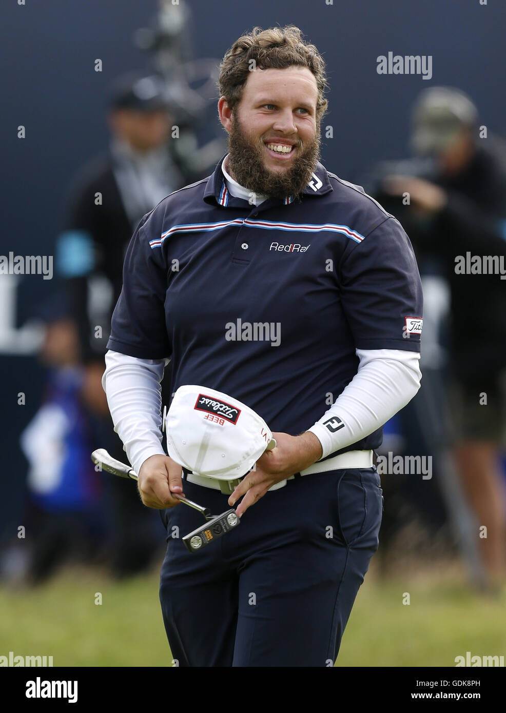 L'Angleterre Andrew Johnston reconnaît la foule sur le 18ème green au cours de la quatrième journée du championnat ouvert 2016 de Royal Troon Golf Club, South Ayrshire. Banque D'Images
