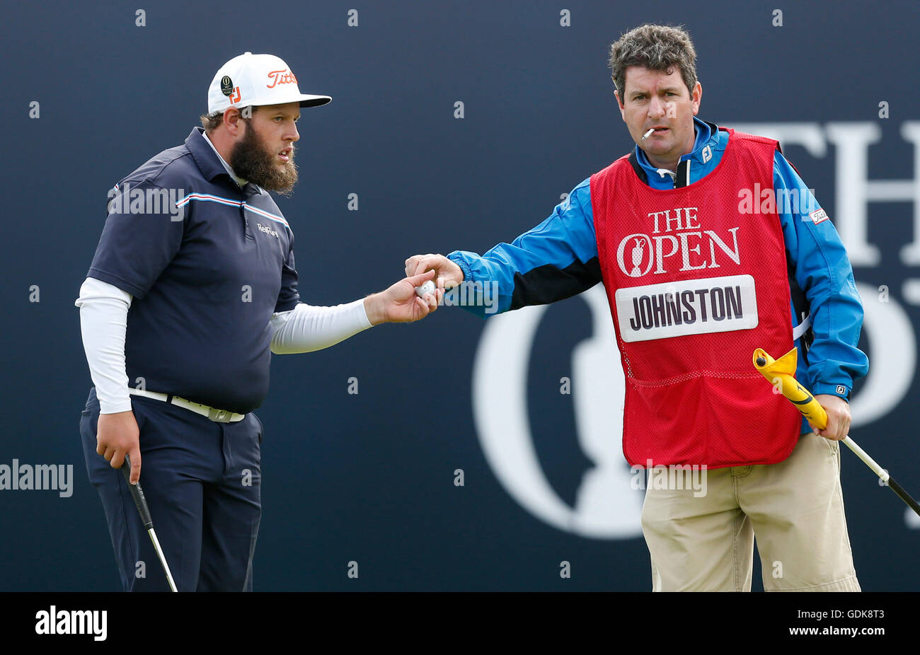 L'Angleterre Andrew Johnston avec son caddie au cours de la quatrième journée du championnat ouvert 2016 de Royal Troon Golf Club, South Ayrshire. Banque D'Images